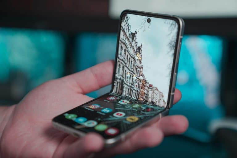 Samsung Sprema Jeftiniji Savitljivi Telefon