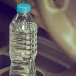 Zašto ne smijemo piti vodu iz plastične boce koja je